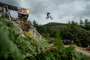 ¡Downhill vs Moto en Red Bull Hardline!