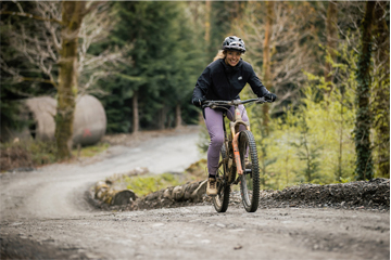 Haciendo un "Everest" en Dyfi Bike Park con Becci Skelton