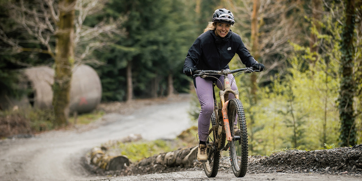 Haciendo un "Everest" en Dyfi Bike Park con Becci Skelton