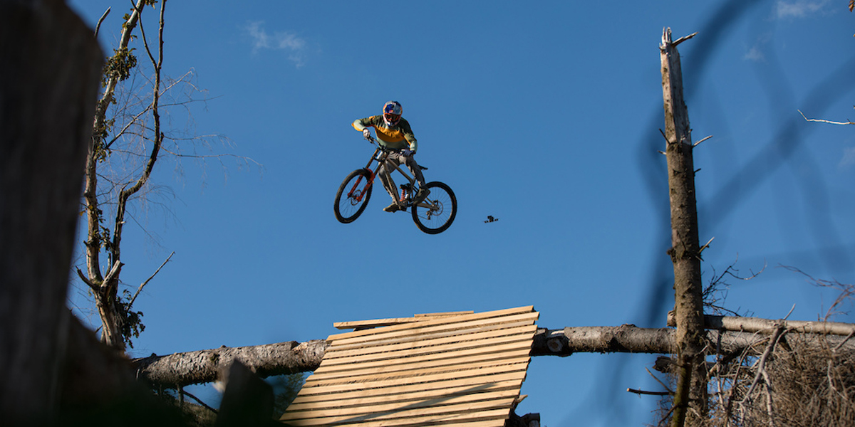 ¡Tienes que ver la nueva linea de Gee Atherton!